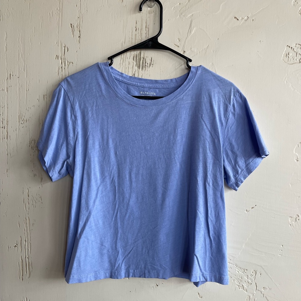 Like new! Athleta cropped Short Sleeve Tee. Size M.